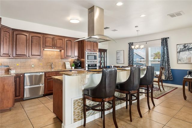 119 Ball St, Rockport, TX 78382