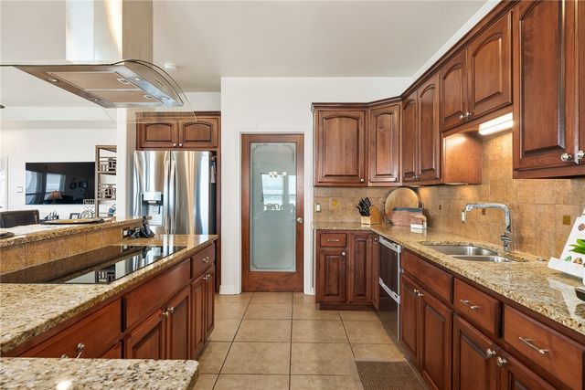 119 Ball St, Rockport, TX 78382