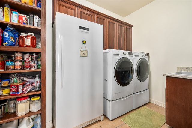 119 Ball St, Rockport, TX 78382