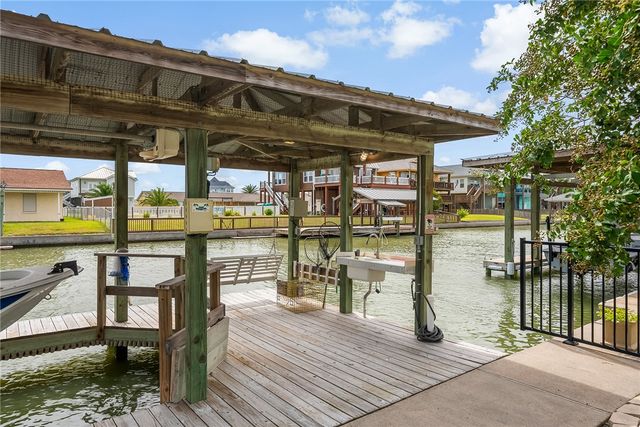 119 Ball St, Rockport, TX 78382