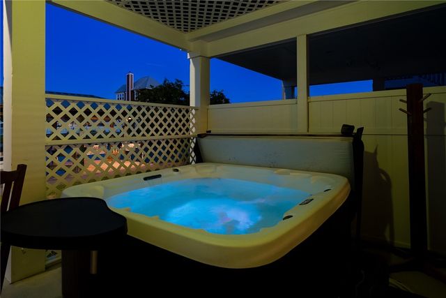 119 Ball St, Rockport, TX 78382