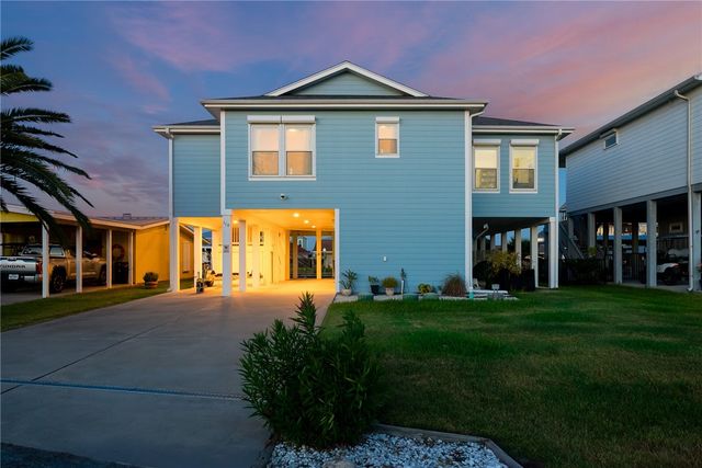 119 Ball St, Rockport, TX 78382