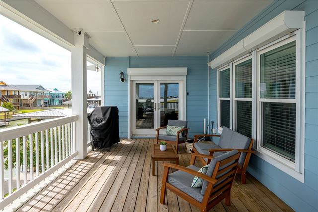 119 Ball St, Rockport, TX 78382