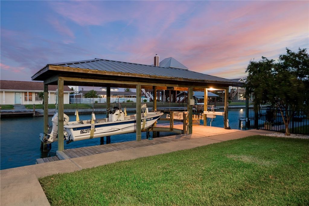 119 Ball St, Rockport, TX 78382 — photo 4