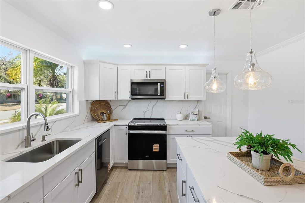 Image 11 of property listing at 4637 MACEACHEN BOULEVARD, Sarasota, FL 34233