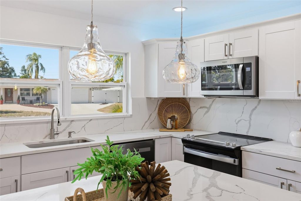 Image 14 of property listing at 4637 MACEACHEN BOULEVARD, Sarasota, FL 34233