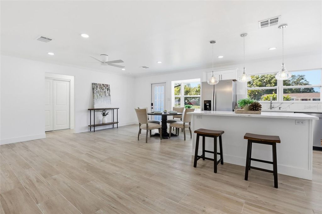 Image 15 of property listing at 4637 MACEACHEN BOULEVARD, Sarasota, FL 34233