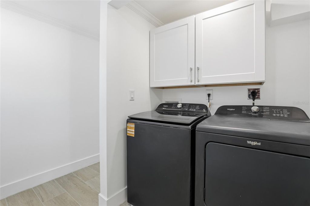 Image 37 of property listing at 4637 MACEACHEN BOULEVARD, Sarasota, FL 34233