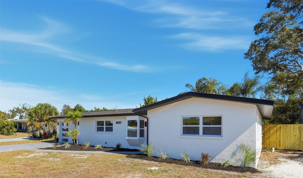 Image 5 of property listing at 4637 MACEACHEN BOULEVARD, Sarasota, FL 34233