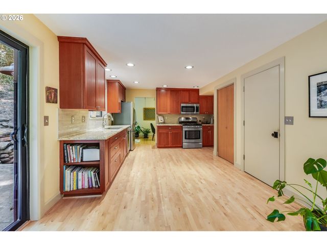 2020 TOMPKINS St, West Linn, OR 97068