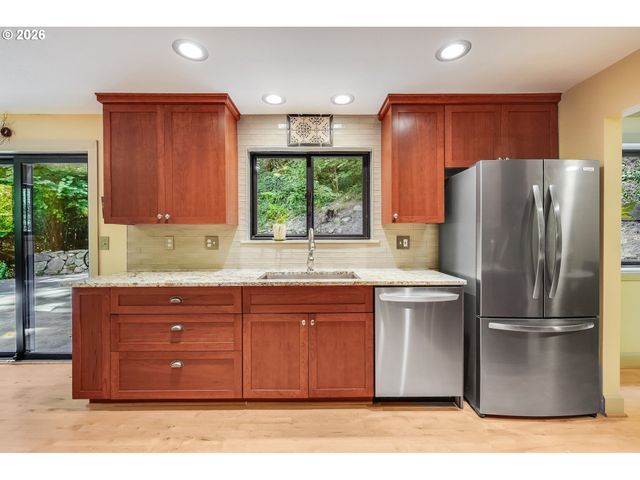2020 TOMPKINS St, West Linn, OR 97068