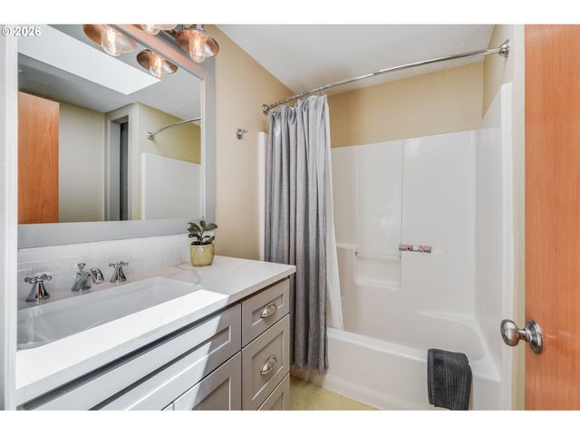 2020 TOMPKINS St, West Linn, OR 97068