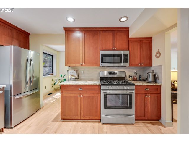 2020 TOMPKINS St, West Linn, OR 97068