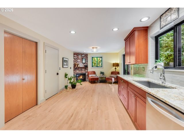 2020 TOMPKINS St, West Linn, OR 97068