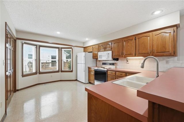 1108 SW 8th Terrace, Lee's Summit, MO 64081