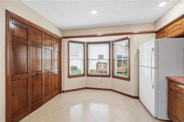 1108 SW 8th Terrace, Lee's Summit, MO 64081