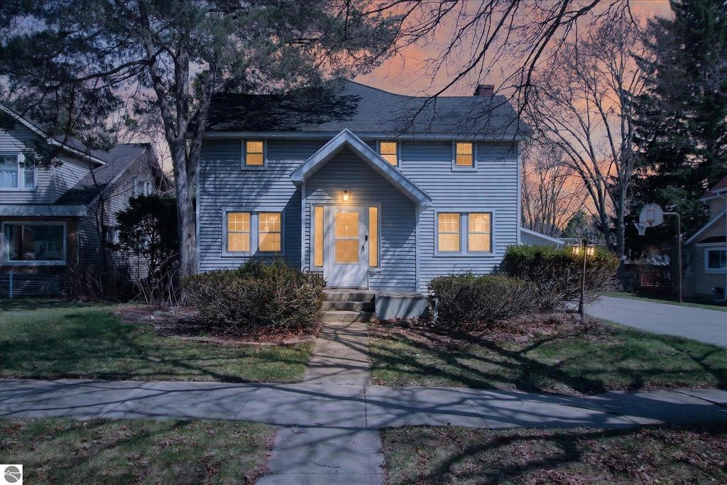 Image 1 of property listing at 804 Woodworth Avenue, Alma, MI 48801