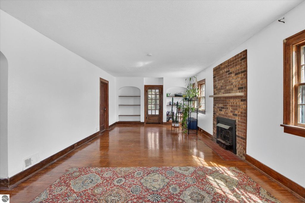 Image 10 of property listing at 804 Woodworth Avenue, Alma, MI 48801