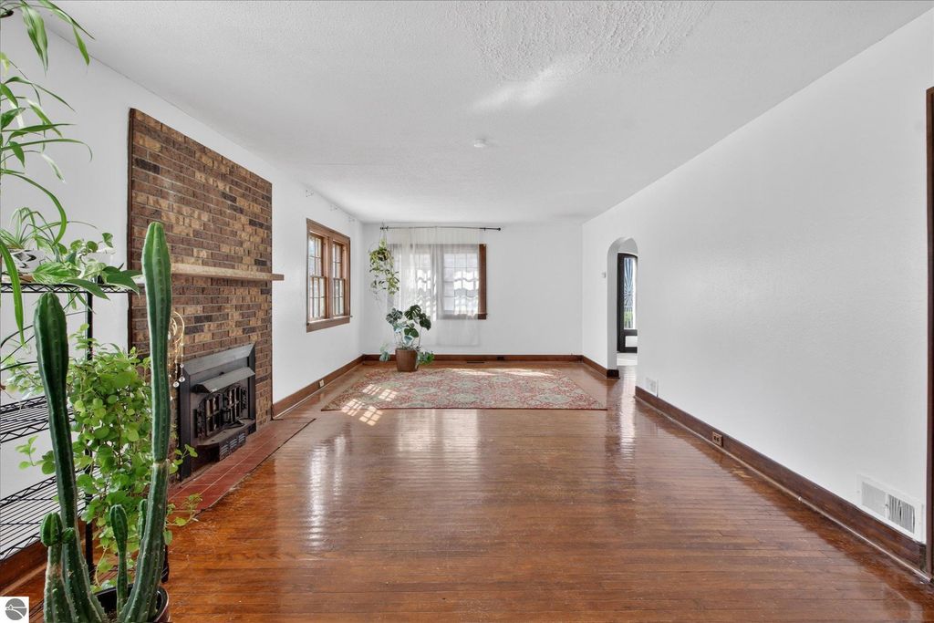 Image 11 of property listing at 804 Woodworth Avenue, Alma, MI 48801