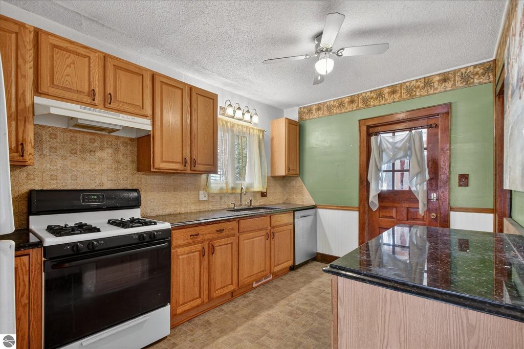 Image 15 of property listing at 804 Woodworth Avenue, Alma, MI 48801