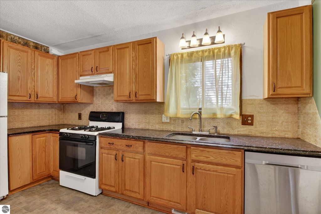 Image 16 of property listing at 804 Woodworth Avenue, Alma, MI 48801