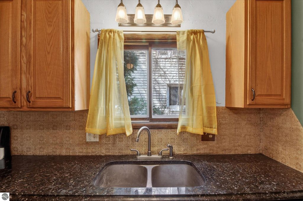 Image 18 of property listing at 804 Woodworth Avenue, Alma, MI 48801