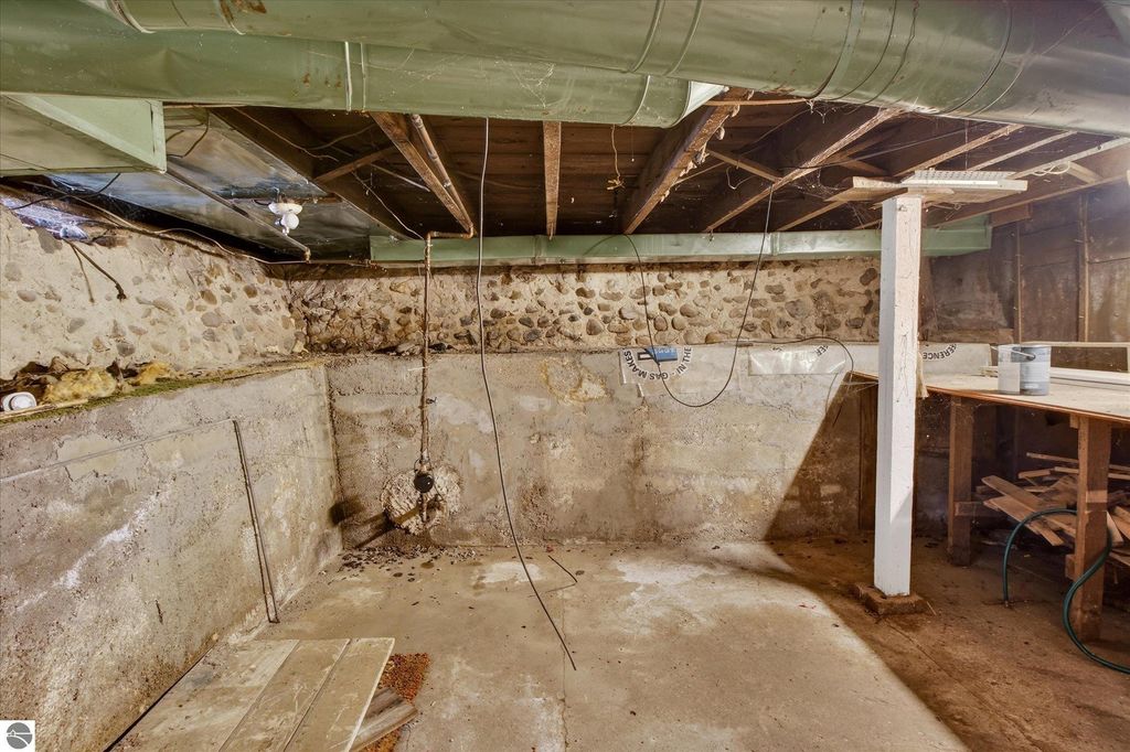 Image 34 of property listing at 804 Woodworth Avenue, Alma, MI 48801