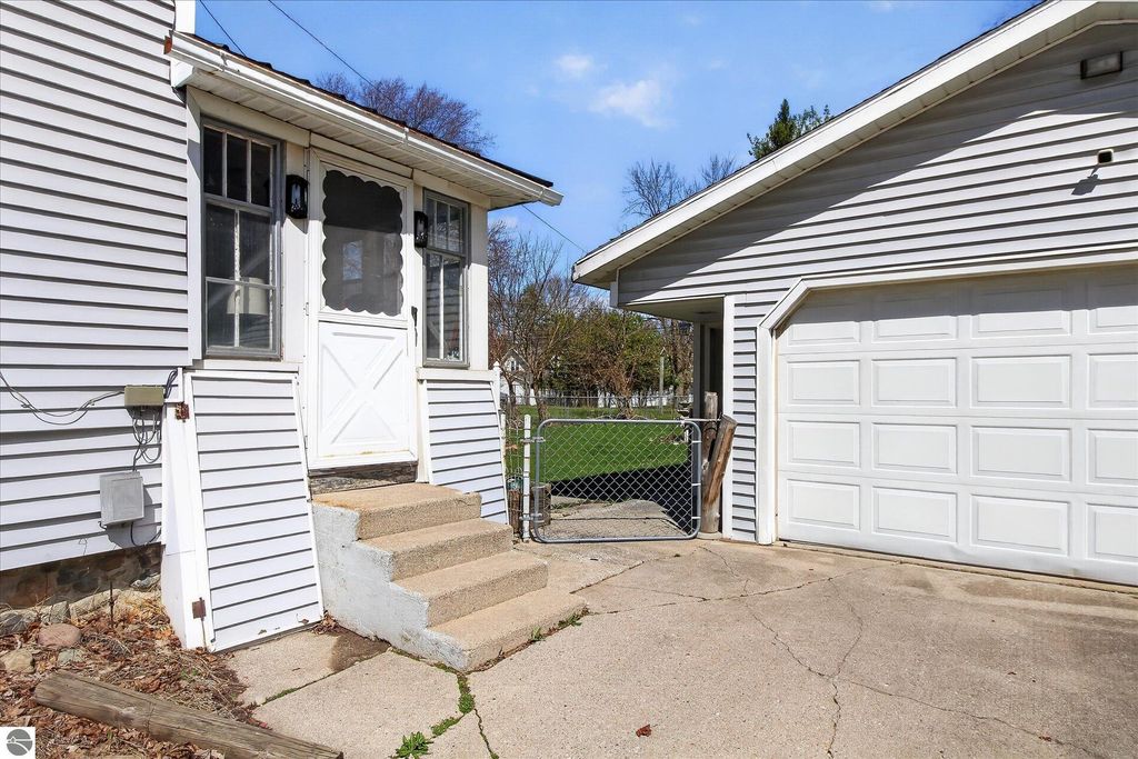 Image 37 of property listing at 804 Woodworth Avenue, Alma, MI 48801