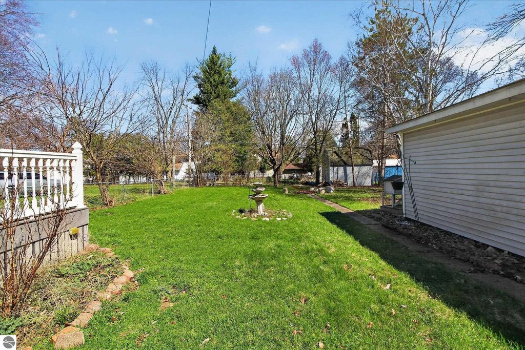 Image 38 of property listing at 804 Woodworth Avenue, Alma, MI 48801