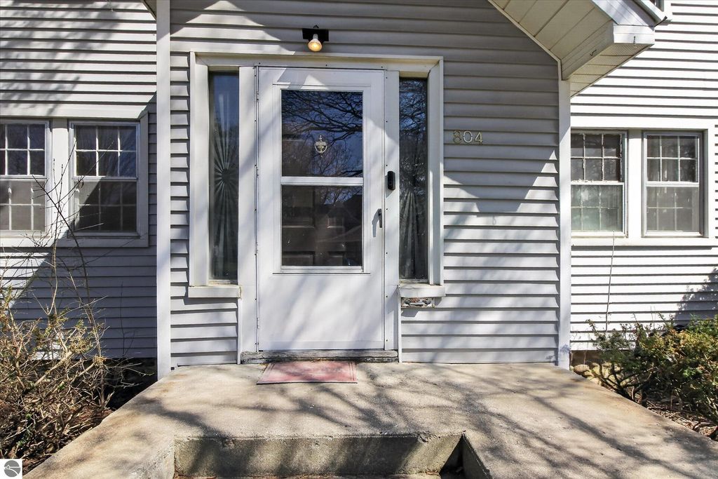 Image 5 of property listing at 804 Woodworth Avenue, Alma, MI 48801