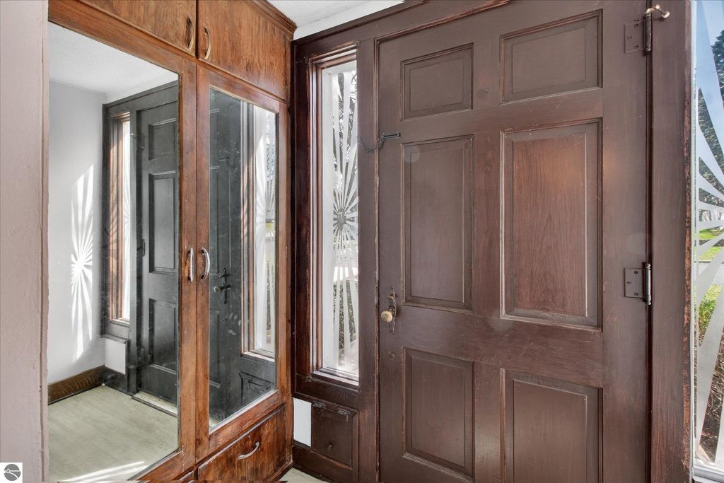 Image 7 of property listing at 804 Woodworth Avenue, Alma, MI 48801