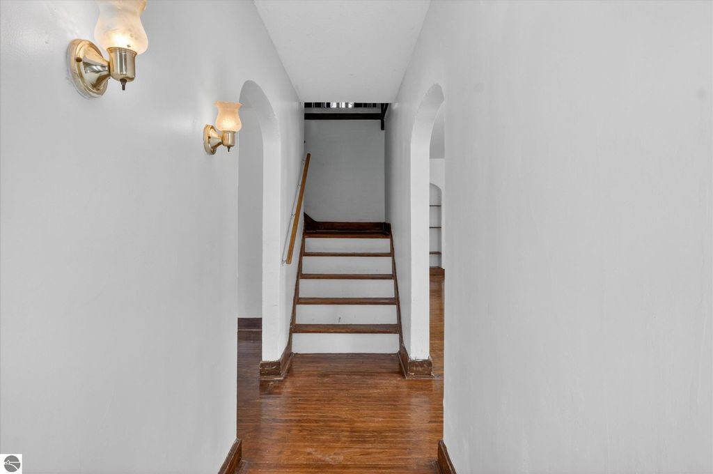 Image 8 of property listing at 804 Woodworth Avenue, Alma, MI 48801