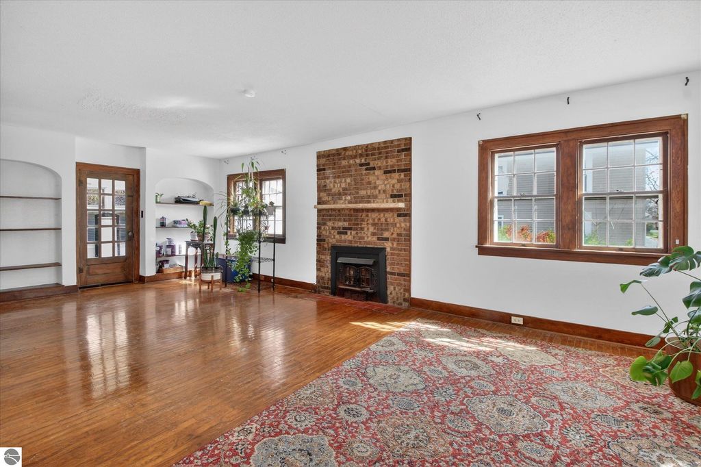 Image 9 of property listing at 804 Woodworth Avenue, Alma, MI 48801