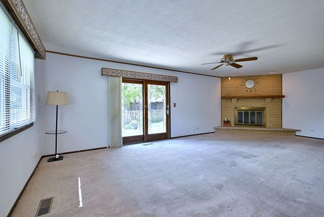 132 S Staffire Drives, Schaumburg, IL 60193