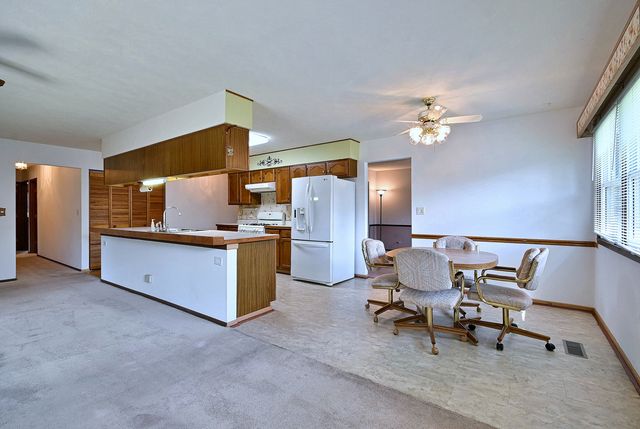132 S Staffire Drives, Schaumburg, IL 60193