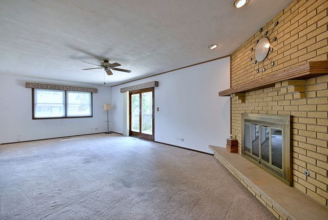 132 S Staffire Drives, Schaumburg, IL 60193