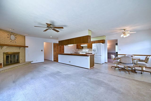 132 S Staffire Drives, Schaumburg, IL 60193