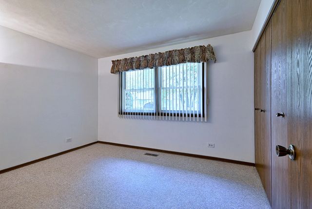 132 S Staffire Drives, Schaumburg, IL 60193