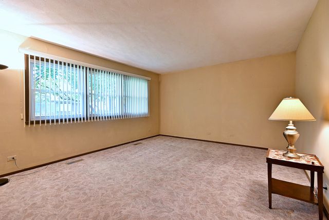 132 S Staffire Drives, Schaumburg, IL 60193