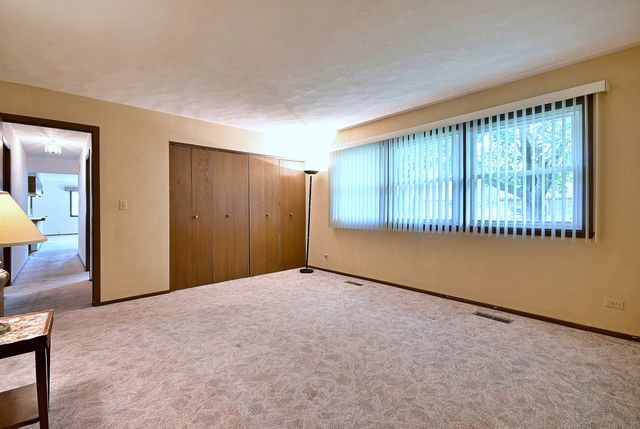 132 S Staffire Drives, Schaumburg, IL 60193