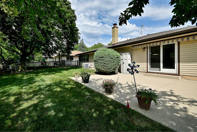 132 S Staffire Drives, Schaumburg, IL 60193