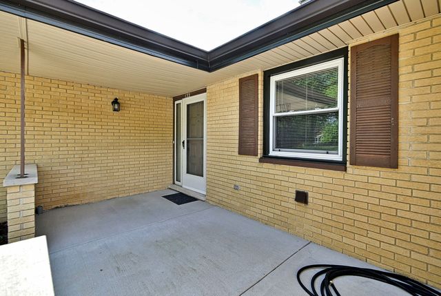 132 S Staffire Drives, Schaumburg, IL 60193