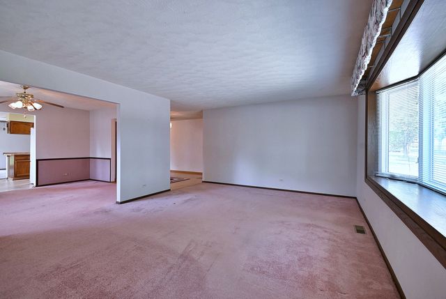 132 S Staffire Drives, Schaumburg, IL 60193