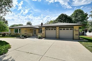132 S Staffire Drives, Schaumburg, IL 60193