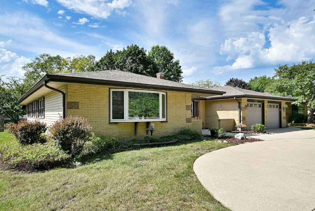 132 S Staffire Drives, Schaumburg, IL 60193 — photo 2