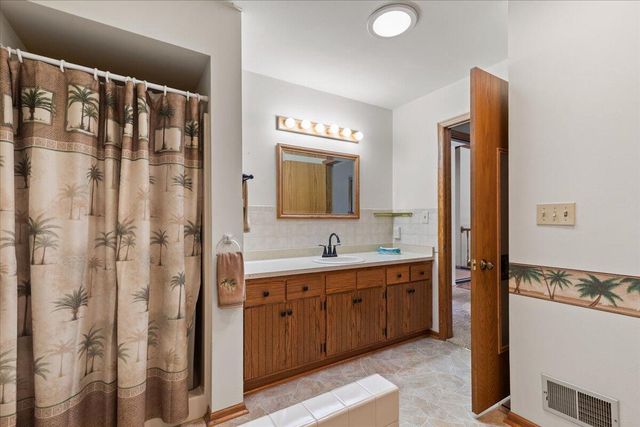 W179N9885 Riversbend CIRCLE E, Germantown, WI 53022