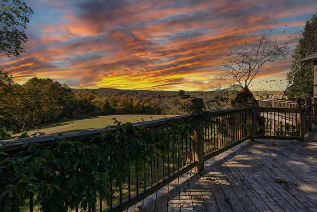 796 Sunny Slope Drive, Crane, MO 65633