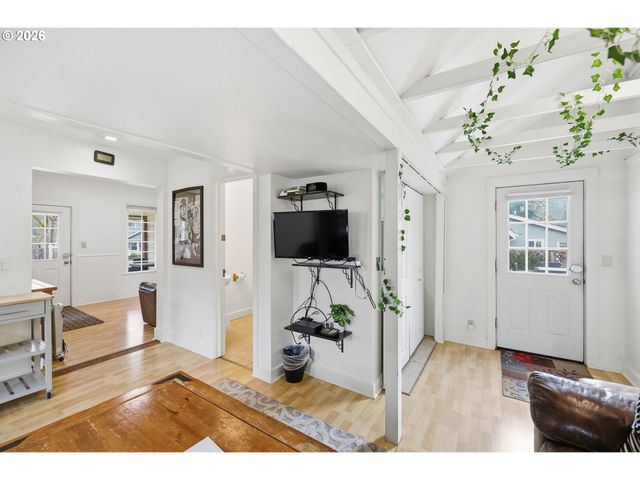 2042 ONYX St, Eugene, OR 97403