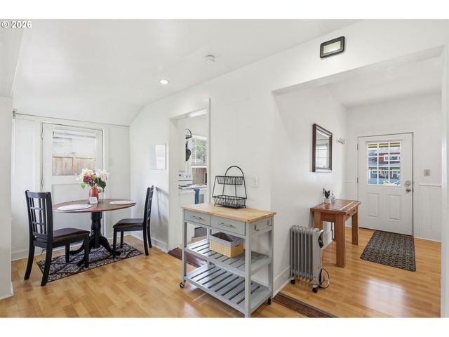 2042 ONYX St, Eugene, OR 97403