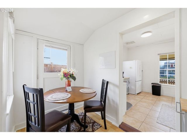 2042 ONYX St, Eugene, OR 97403